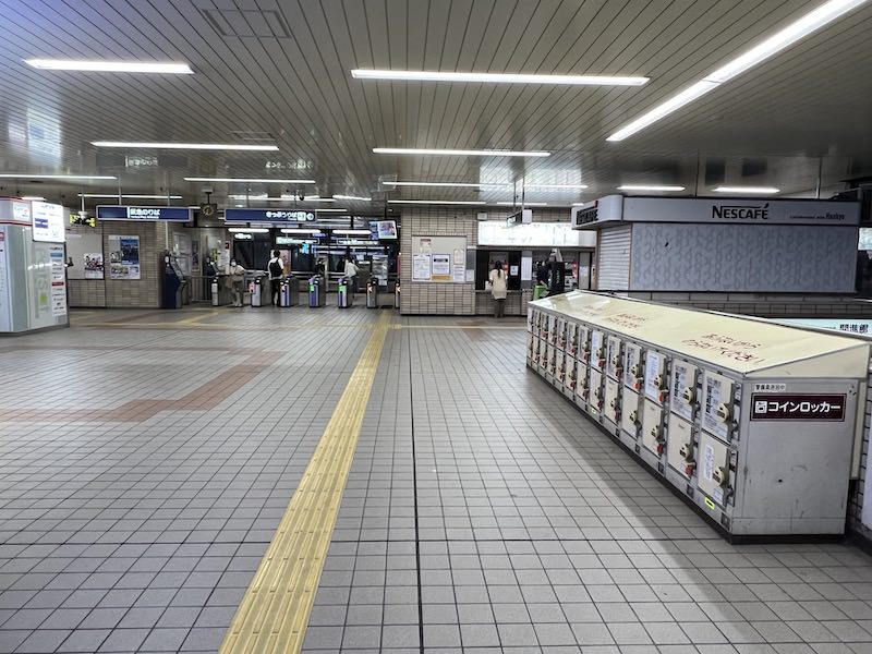 2階改札口を出た正面にあるコインロッカー