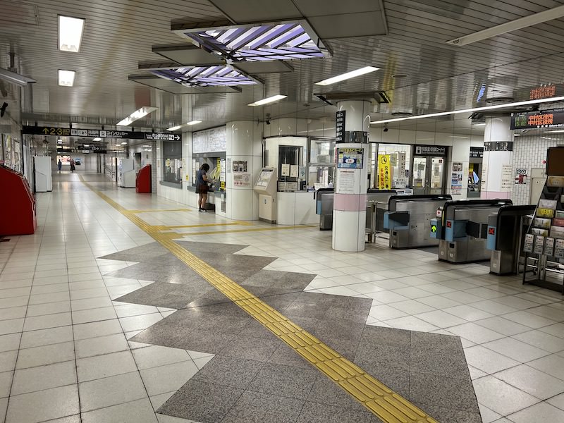 改札口を出て右側にある2・3出入口へ向かう通路