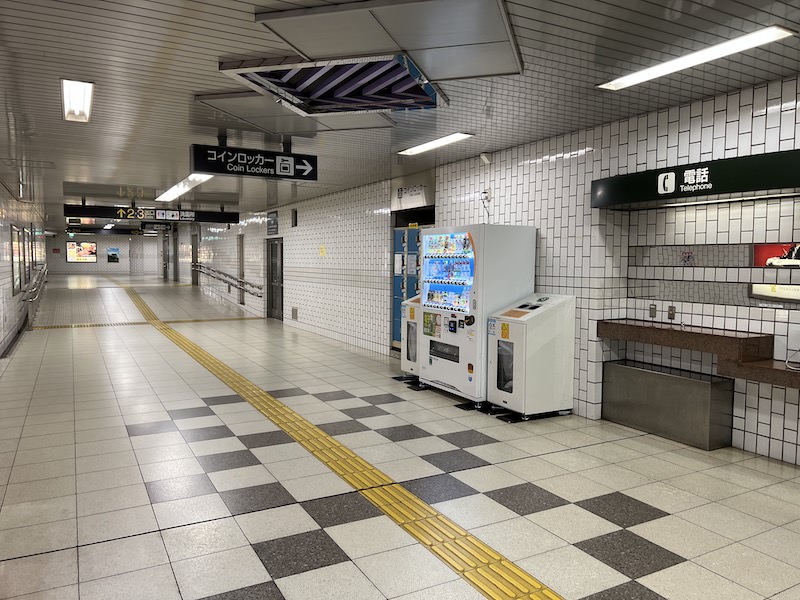 通路内にあるコインロッカー