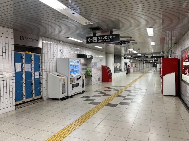 コインロッカー側から見た改札口