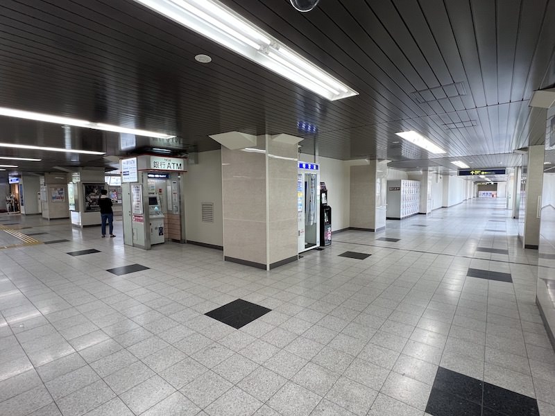 左側の改札口から左へUターンした東出口への通路にコインロッカーがある