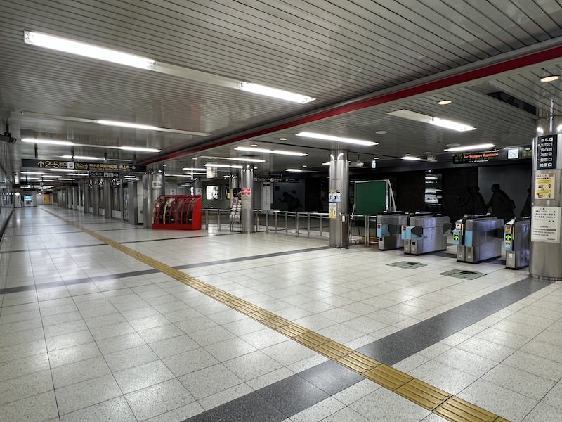 南改札口を出て右側が2・5出入口へ向かう通路