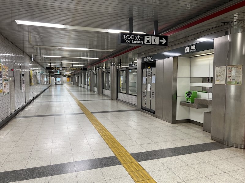 通路を進むと右側にコインロッカーがある