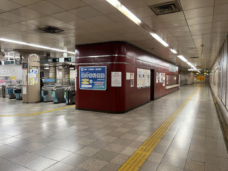 改札口を出て左へUターンするかたちで、2・5出入口へ向かう通路。