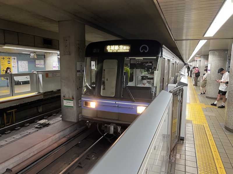 青のラインが特徴の名城線の電車