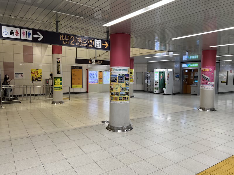 1出入口のエスカレーター前にあるコインロッカー