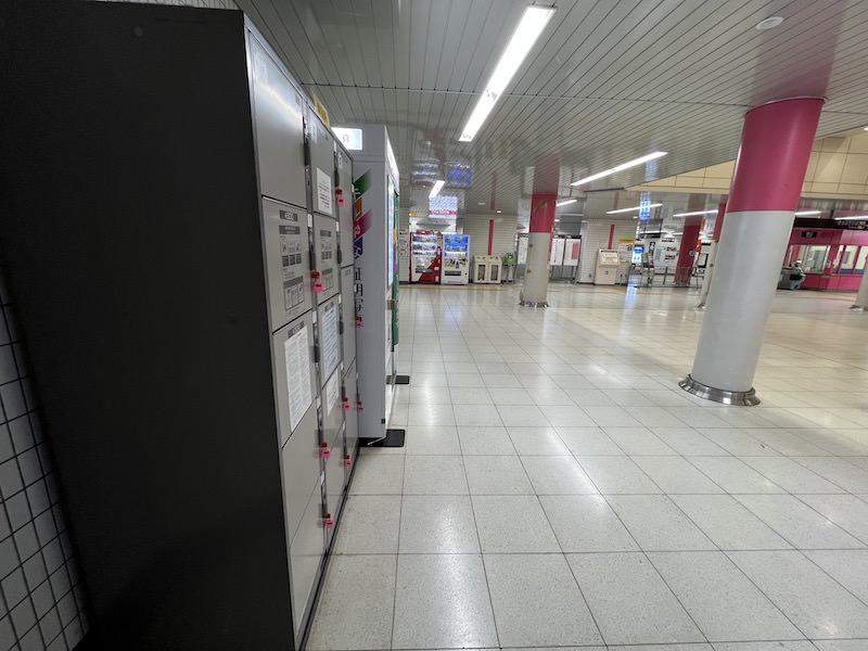 コインロッカー側から見た改札口