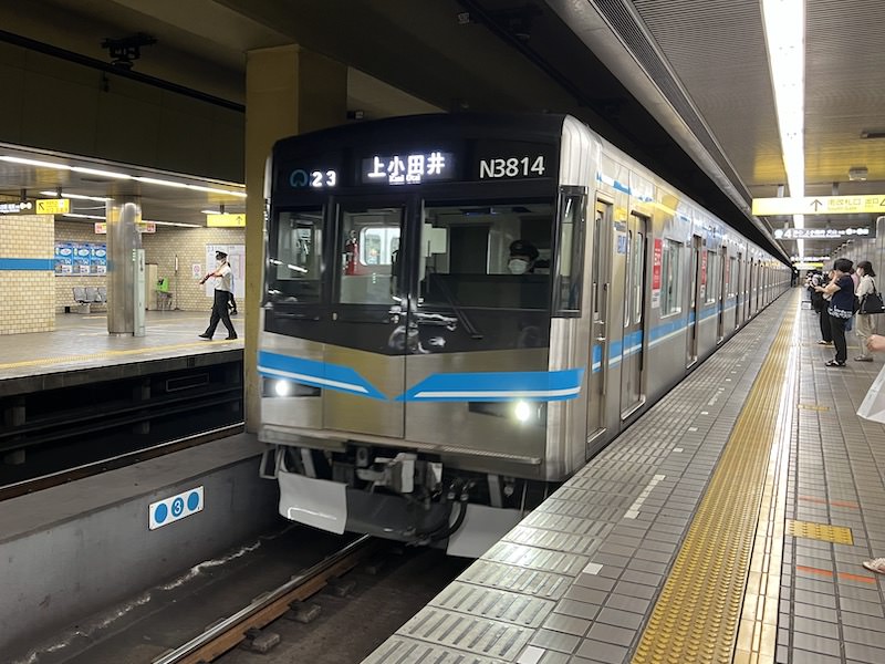 青いラインが特徴の地下鉄鶴舞線