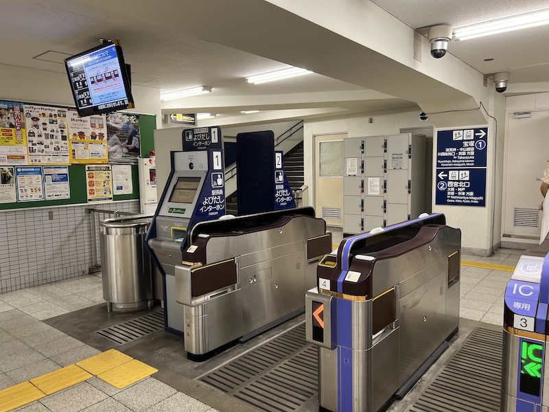 2階改札口を入った正面にあるコインロッカー
