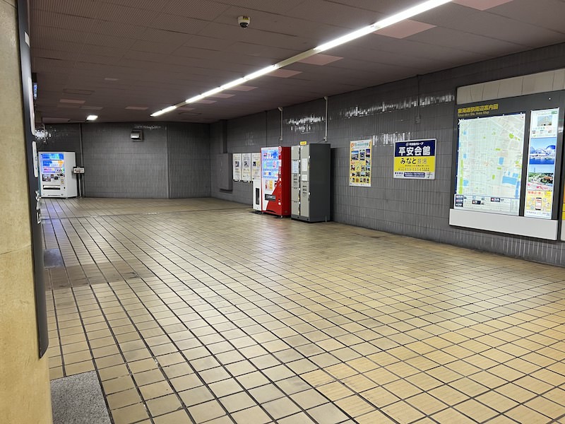 南改札口を出てまっすぐ伸びる通路内にあるコインロッカー