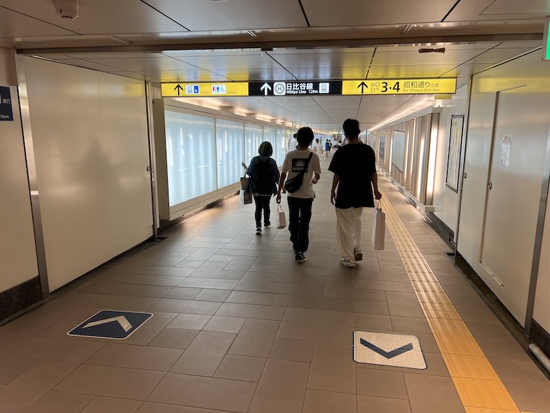 出入口5a左側の通路を進む