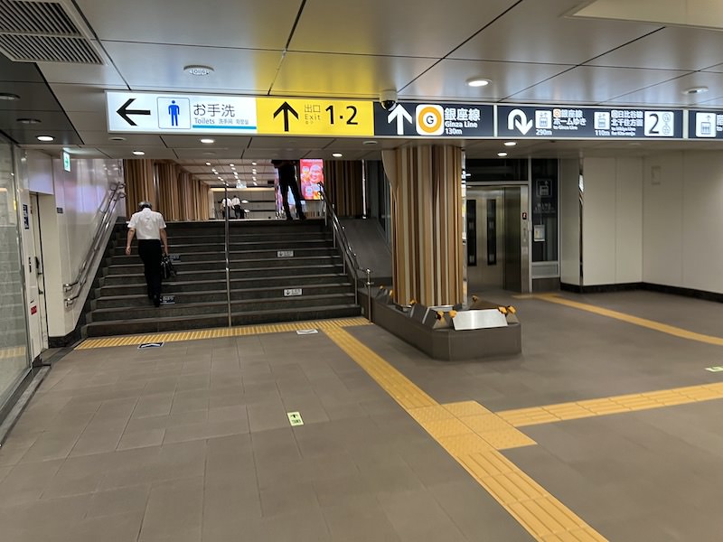 階段とエレベーターを上がった通路の右側にコインロッカーがある
