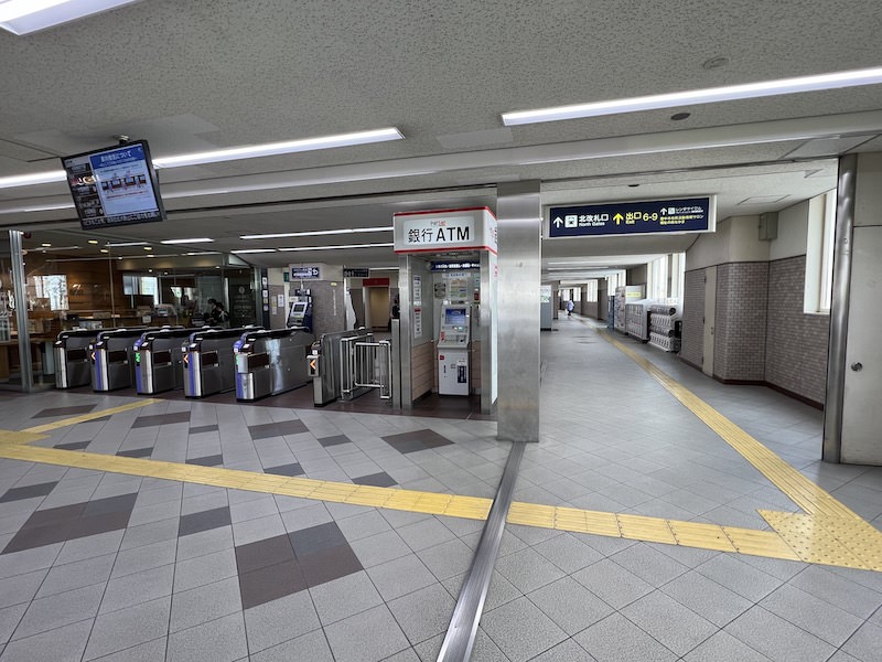 南改札口の横にある北改札口へ向かう通路内にコインロッカーがある