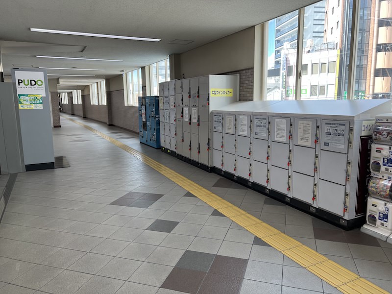 宅配用ロッカーとともにコインロッカーが設置されている