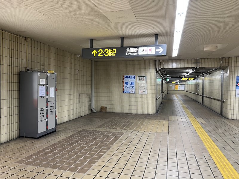 2・3出口への通路にあるコインロッカー