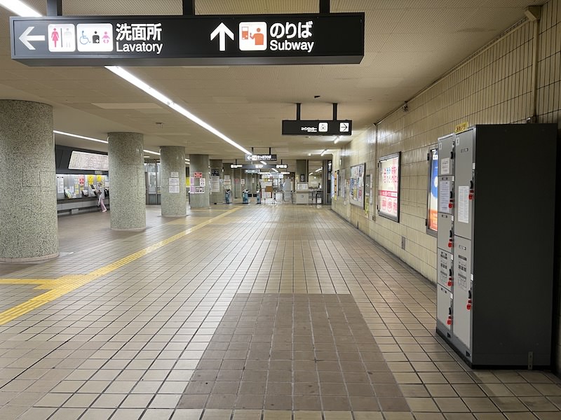 コインロッカー側から改札口を見る