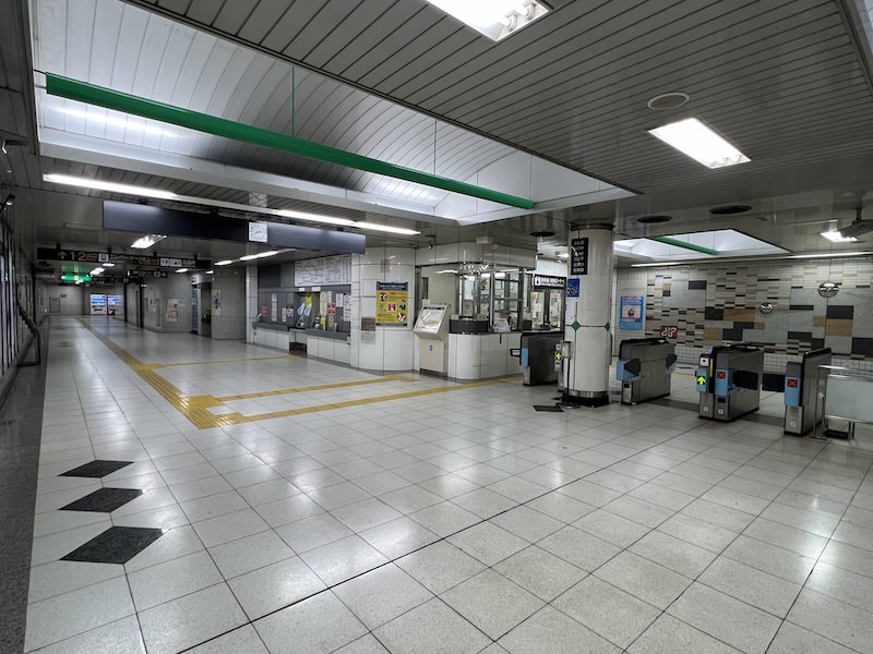 改札口を出て右の通路内にコインロッカーがある