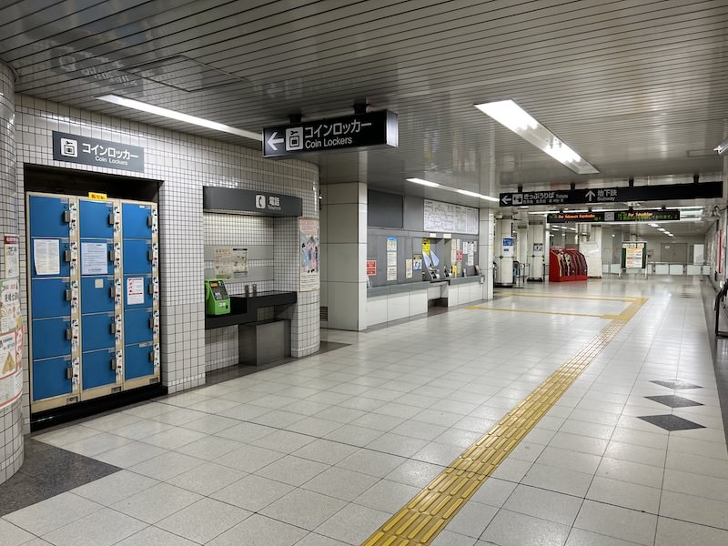 コインロッカー側から見た改札口