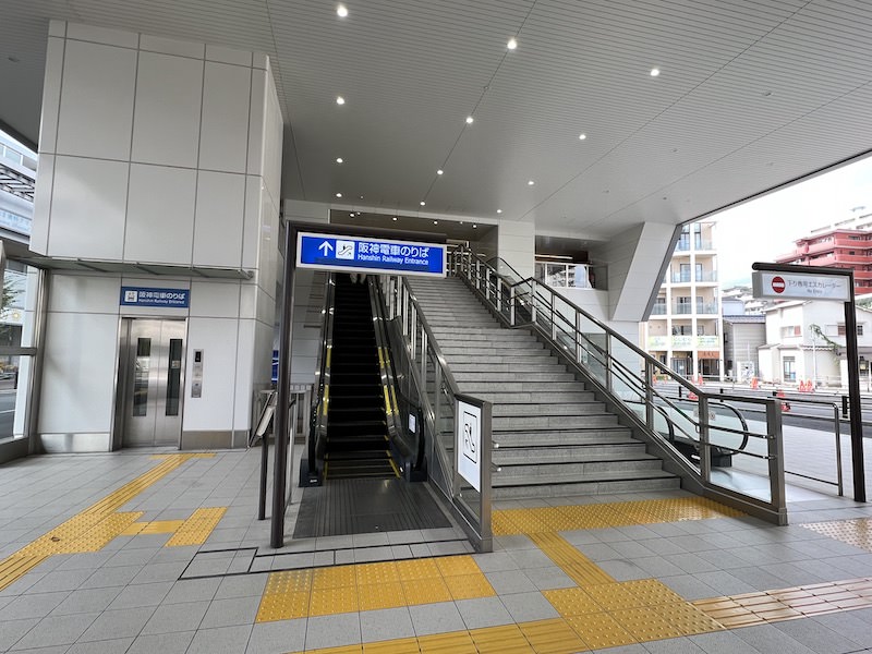 地上とは上下のエスカレーターとエレベーターで行き来できる