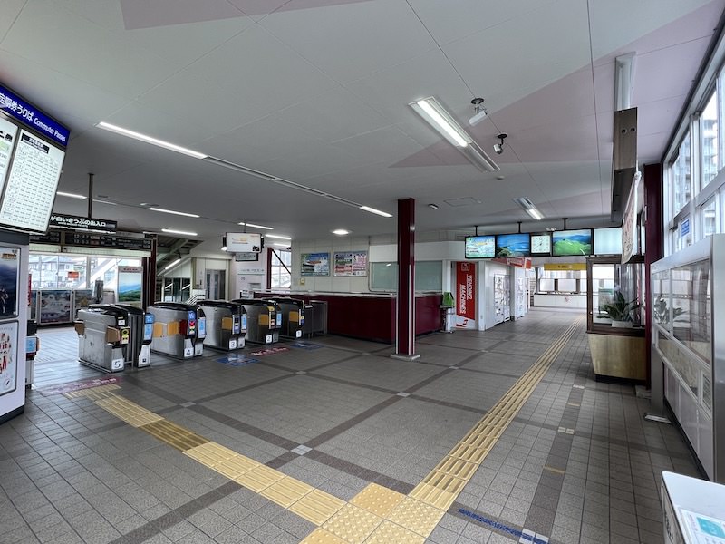 改札を出て左側が北出口