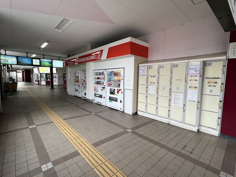 コインロッカー側からみた改札口