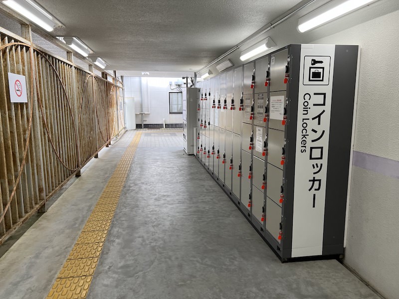 大阪上本町方面行きホームから改札へ向かう通路内にあるコインロッカー