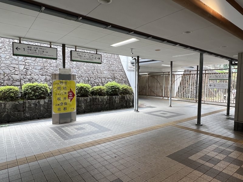 名張・伊勢中川方面行きホームからは、一旦改札前を通って大阪上本町方面行きホームへ向かう通路へ。