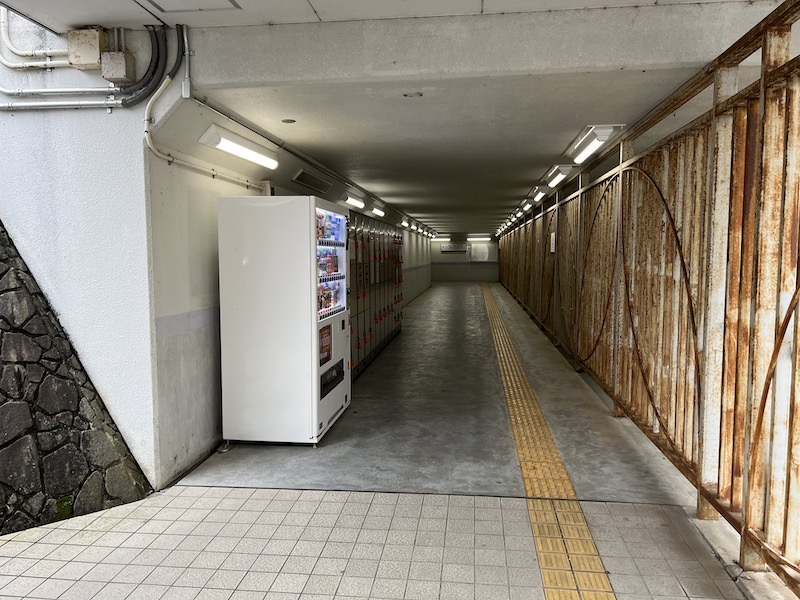 改札側から見たコインロッカー