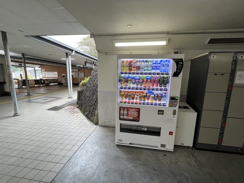 コインロッカー側から見た改札口