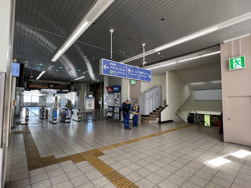 コインロッカー側から見た中央口改札