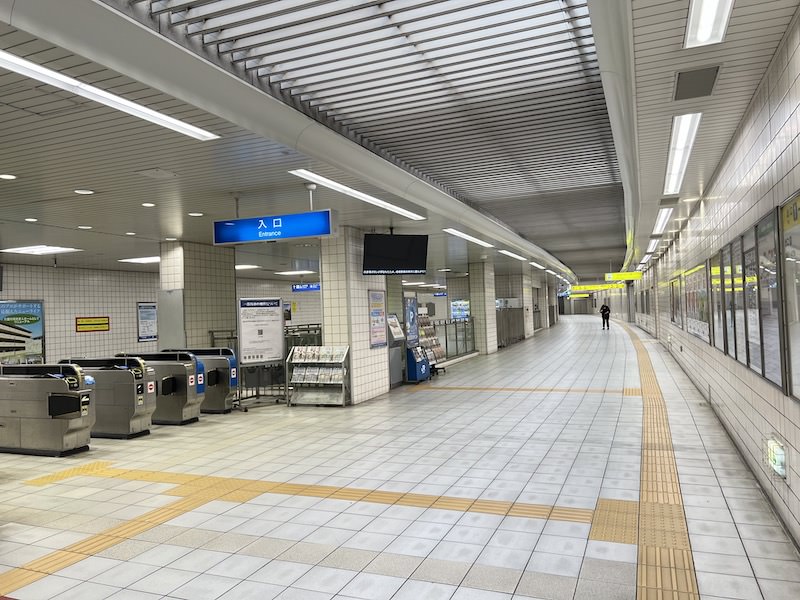 加島駅改札口を出て左側が出口2イ・2ロ・3イ・3ロへ向かう通路