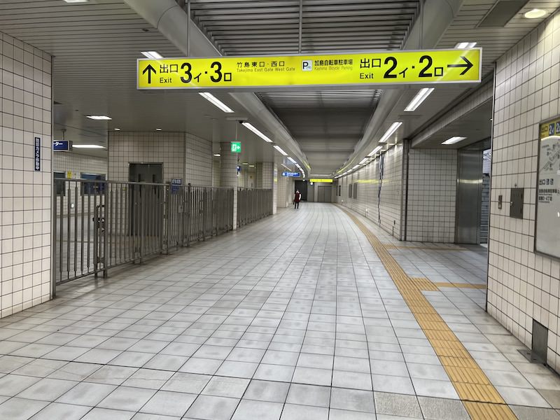 出口2イ・2ロを過ぎてさらにまっすぐ進む