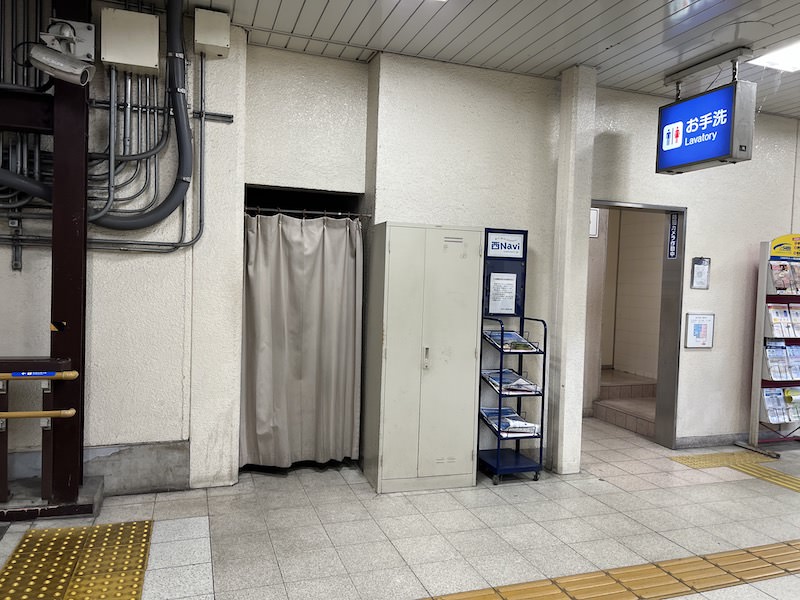 改札手前にあるおそらくコインロッカーがあったと思われる場所（カーテン部分）
