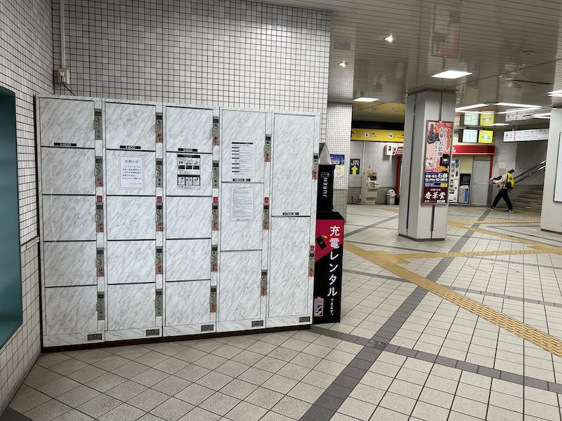 コインロッカー側から改札口方面を見る（「JR↑」と書いている左側が改札口）