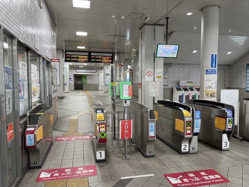 近鉄桜井駅の改札口。コインロッカーは突き当たりを右に行った階段前にある。
