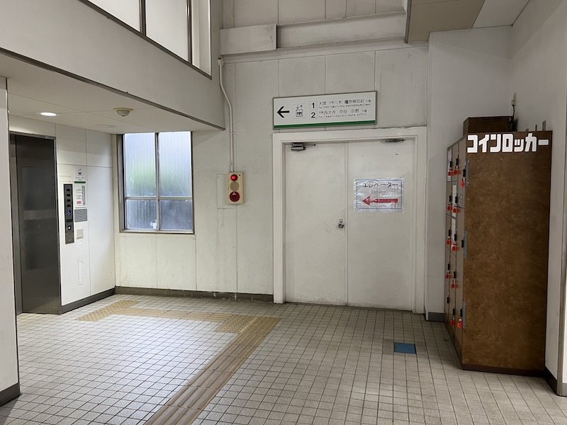 改札内、踊り場へ向かうエレベーター前にあるコインロッカー。