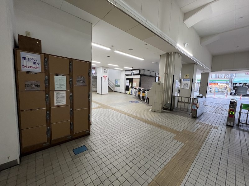 コインロッカーをエレベーター側から見る。改札口はすぐ近く。