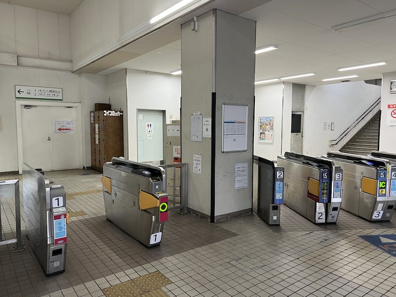 改札外から見たコインロッカー