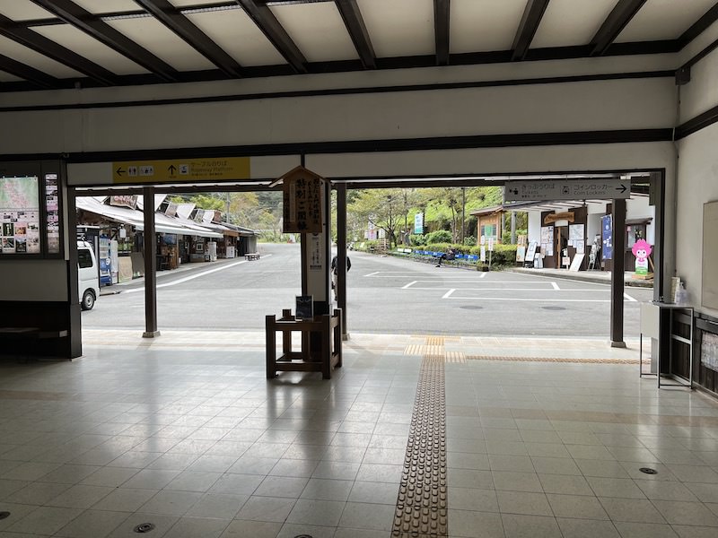改札を出て駅出口へ