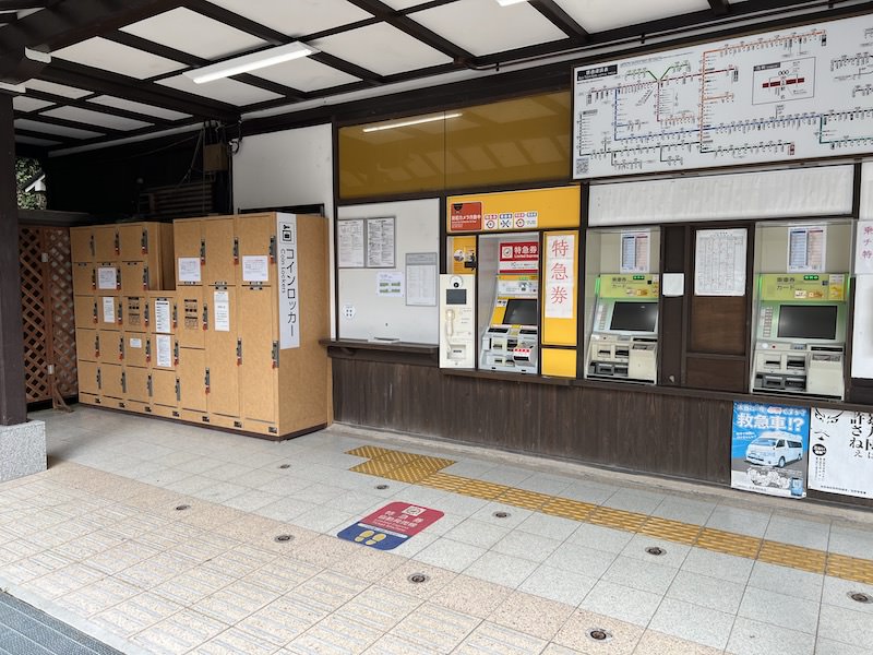 駅出口右側、自動きっぷうりばの横にコインロッカーがある。