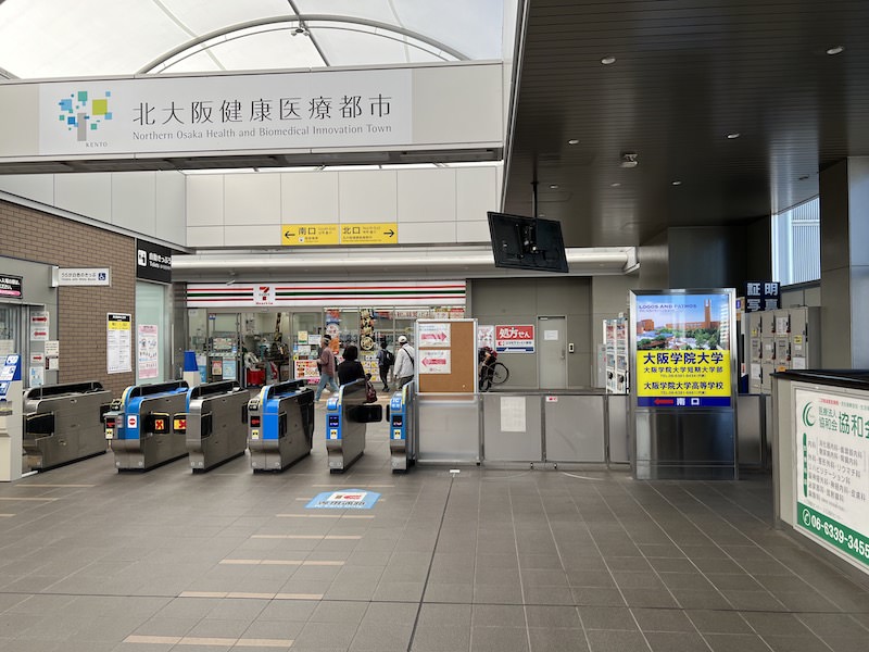 改札口の外、すぐ右側にコインロッカーが見える。