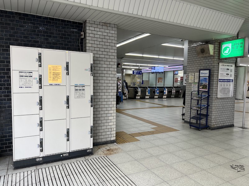 改札を出て右側の出口付近にあるコインロッカー