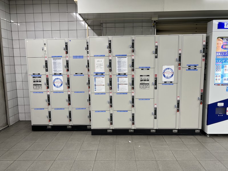 東改札正面地下通路横のコインロッカー