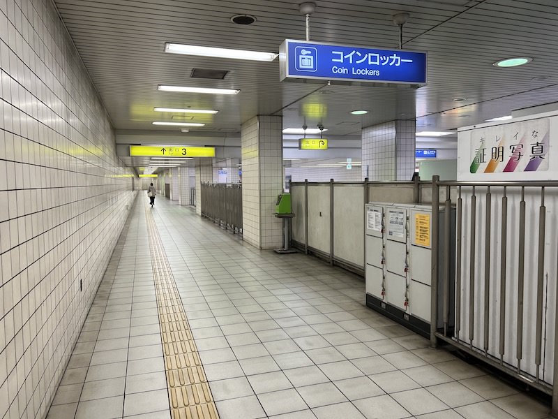 通路内にコインロッカーがある