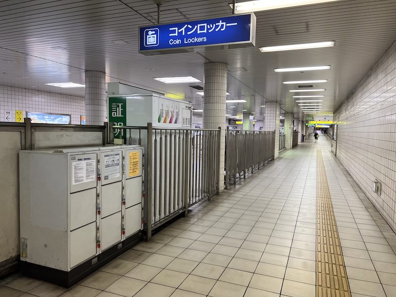 コインロッカー側から見た改札口