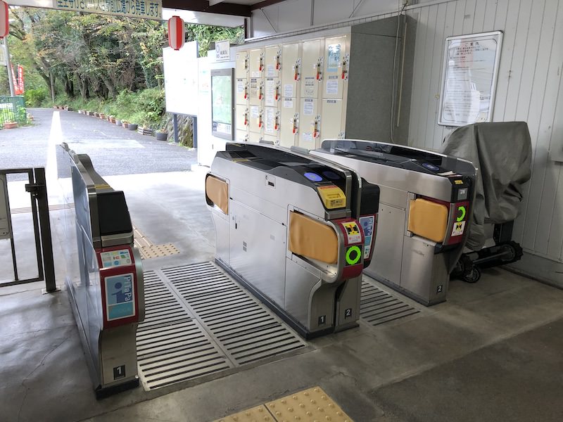 改札を出てすぐ右側にあるコインロッカー