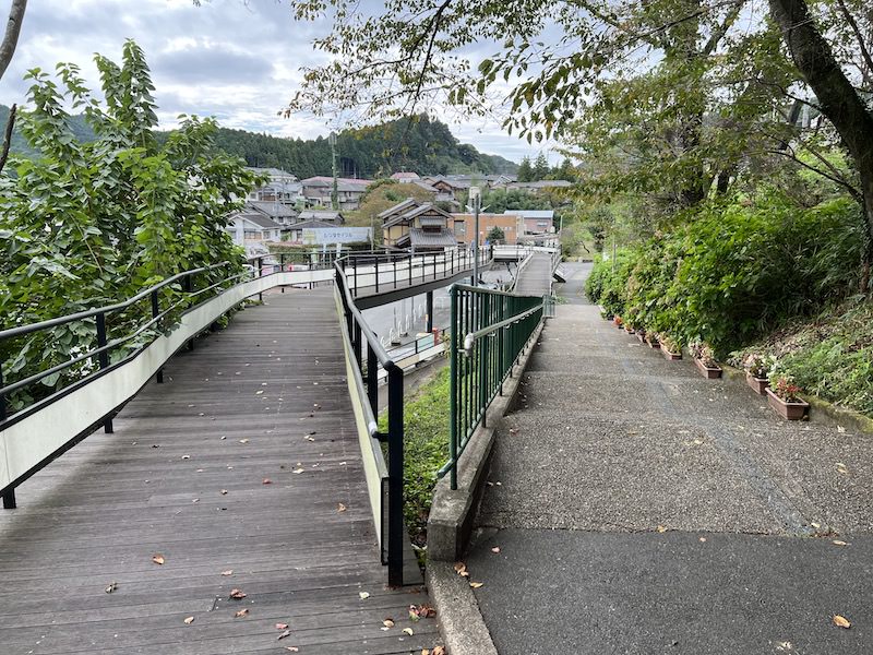 駅から地上まではスロープが設置されている