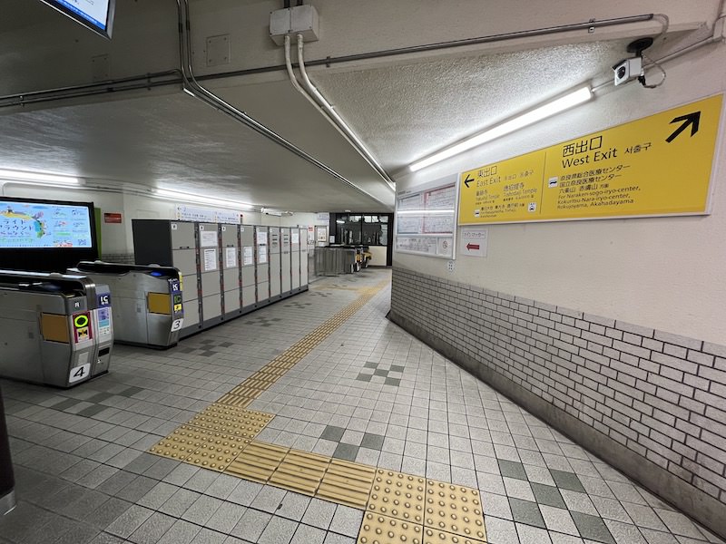 改札外地下通路の西出口側にあるコインロッカー