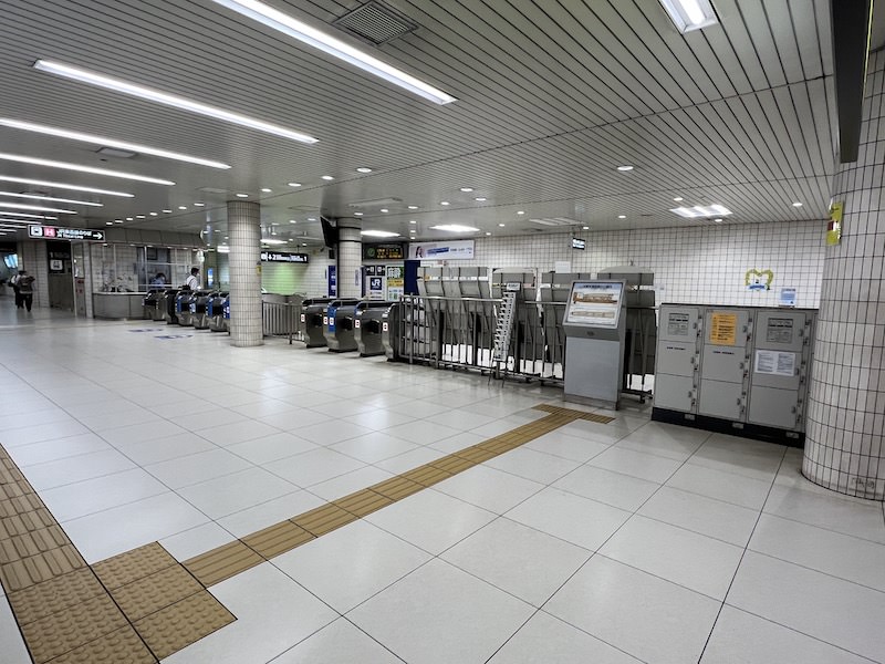 改札口を出て左側にあるコインロッカー