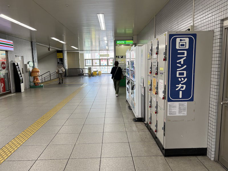 北口へ向かう通路内にあるコインロッカー